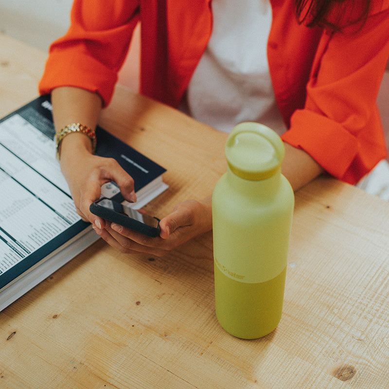 20oz-rise-classic-with-arch-loop-cap-q8 20oz_rise_classic_insulated_bottle_acacia_worker_phone_square.jpg