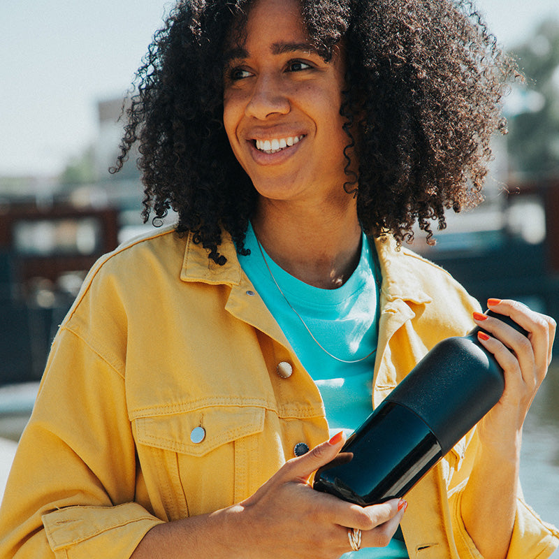 20oz-rise-classic-with-arch-loop-cap-q8 20oz_rise_classic_insulated_bottle_black_woman_smile_square.jpg
