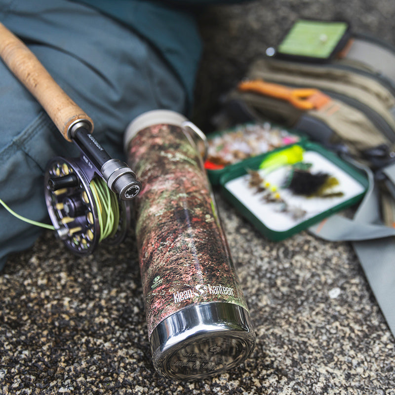 20oz-tkwide-with-cafe-cap-mossy-oak-u5 20oz_tumbler_mossyoak_rainbowtrout_flyfish_top_square.jpg