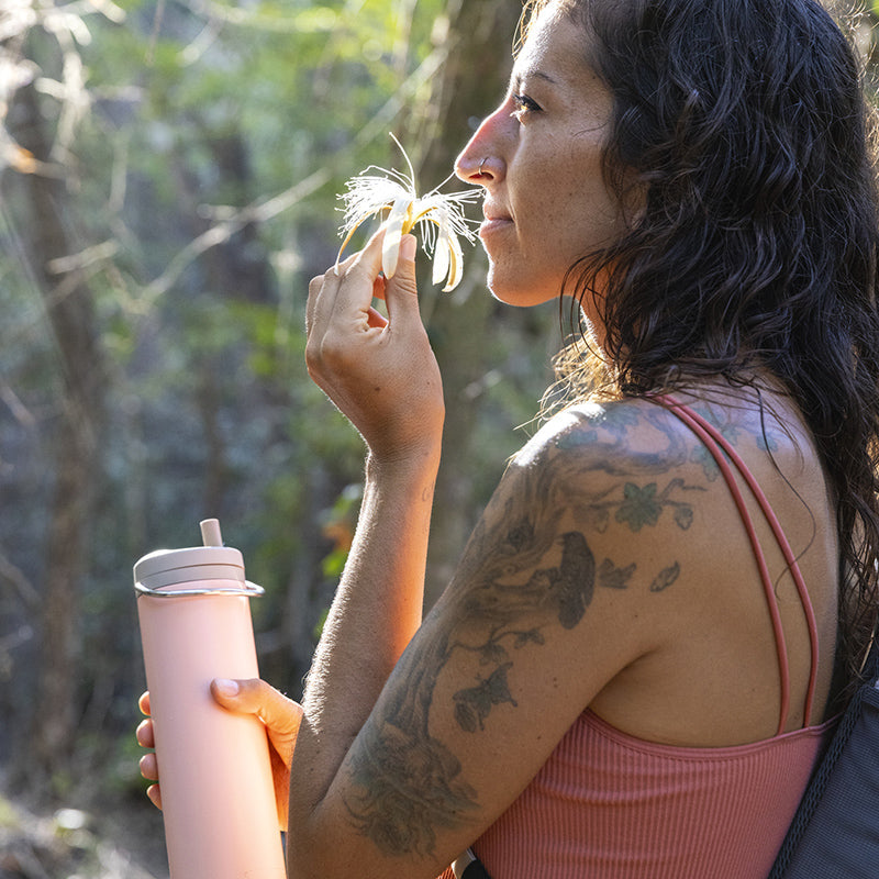 20oz-tkwide-with-twist-cap-n6 tkwide_20oz_insulated_bottle_twist_woman_flower_costarica_square.jpg